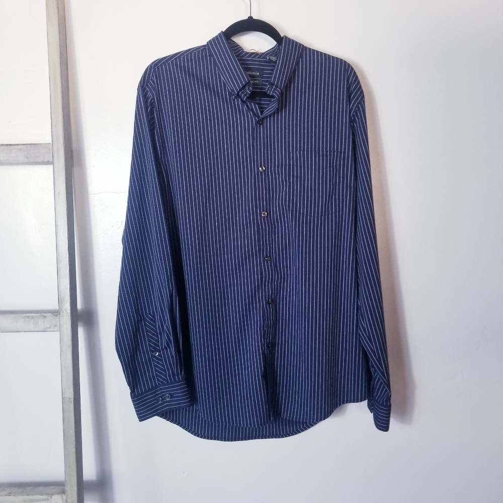 VAN HEUSEN TRAVELER CLASSIC FIT NAVY WITH LIGHT BLUE AND SILVER STRIPES SIZE L